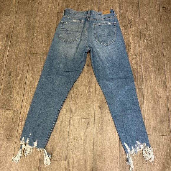 American Eagle Mom Jean Size 2 Reg Med Wash Distressed Style Frayed Hem - Picture 2 of 8